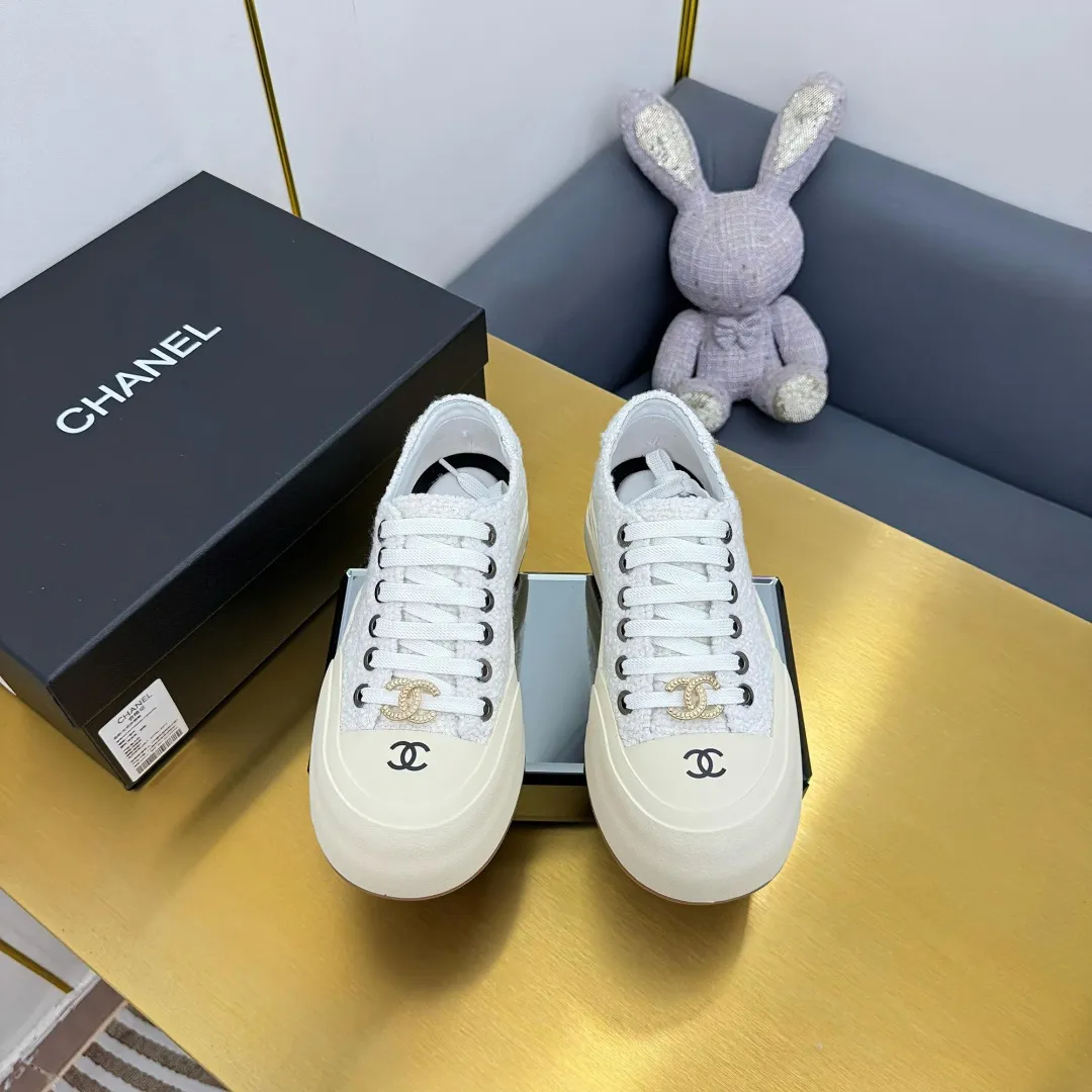👟👟Ex-factory price 560👟👟 Top version, original quality! ! ! Chanel Chanel - 2025 biscuit shoes, the top casual sports shoes in the counter, this classic design; the upper is electro-embroidered with a variety of craftsmanship; the outsole is fashionable and sporty; the extraordinary inclusion of a variety of color elements... The diversified mix and match is very good-looking and versatile, casual, fashionable, sports, and outdoor can be taken into account... ꫛꫀꪝ Go➫ Material: ❶Upper: Original first-layer cowhide ❷Inner: Sheepskin ❸Outsole is based on: original TPU combination outsole, full set of boutique packaging for women 35–41 👉